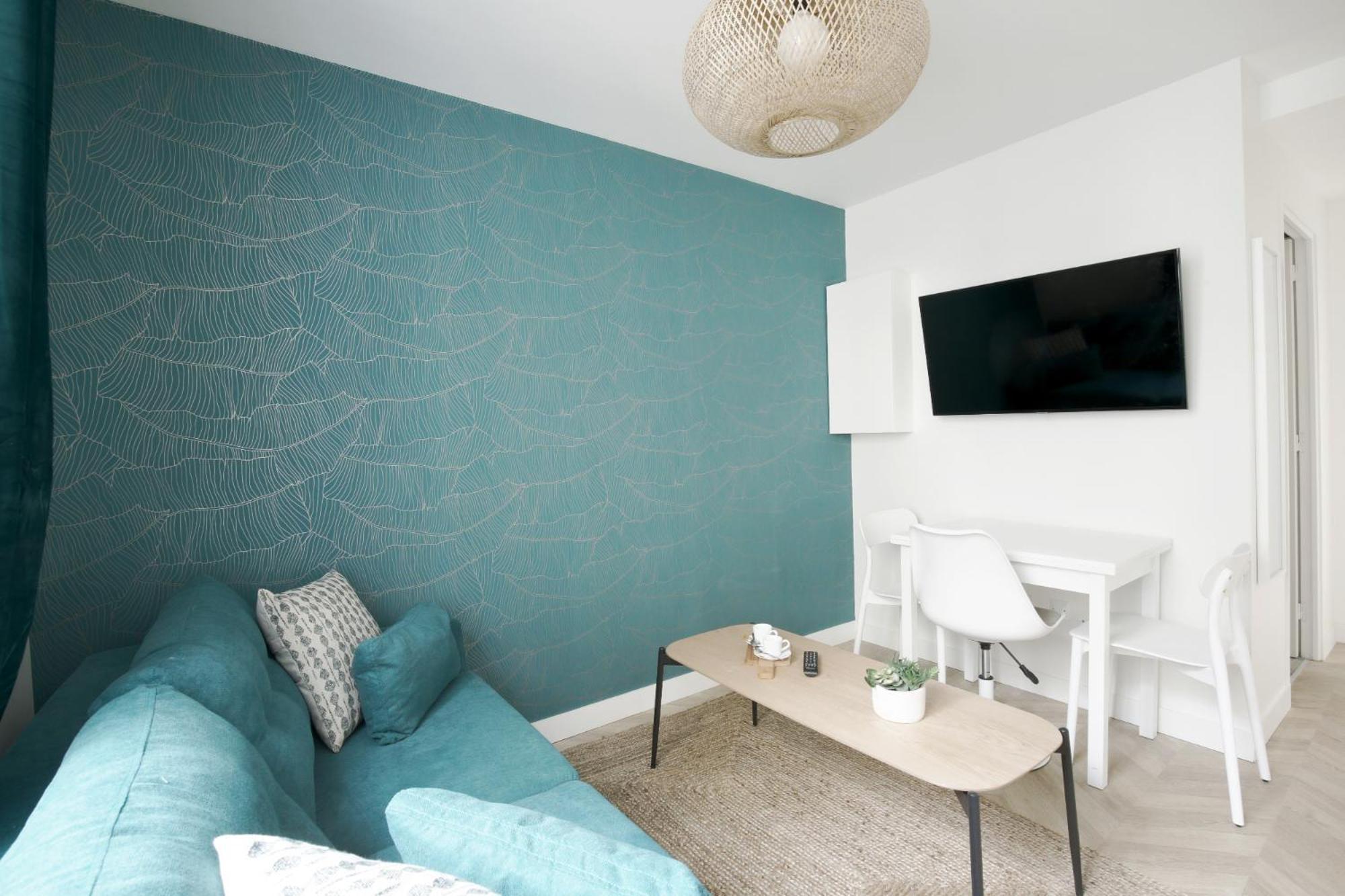 Relish Baguette In Light-filled Duplex Parijs